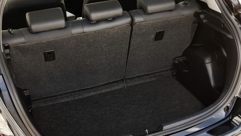 Terwijl we nu in eigen land kennismaken met de nieuwe Toyota Yaris hybride maakt de importeur alvast de definitieve prijzen bekend. De superzuinige Japanner wordt leverbaar in drie uitvoeringen vanaf 
