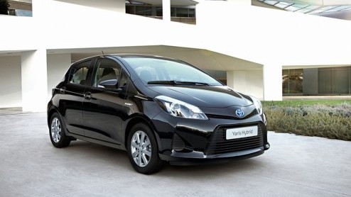 Terwijl we nu in eigen land kennismaken met de nieuwe Toyota Yaris hybride maakt de importeur alvast de definitieve prijzen bekend. De superzuinige Japanner wordt leverbaar in drie uitvoeringen vanaf 