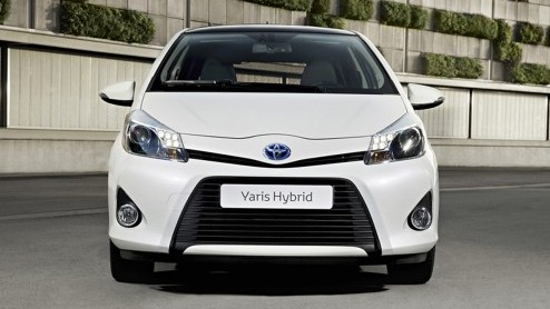 Terwijl we nu in eigen land kennismaken met de nieuwe Toyota Yaris hybride maakt de importeur alvast de definitieve prijzen bekend. De superzuinige Japanner wordt leverbaar in drie uitvoeringen vanaf 