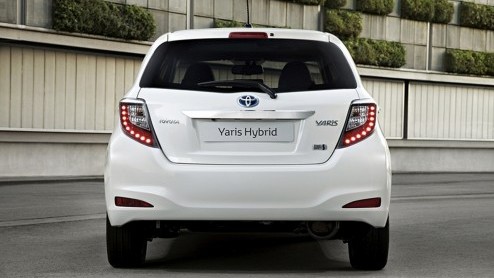 Terwijl we nu in eigen land kennismaken met de nieuwe Toyota Yaris hybride maakt de importeur alvast de definitieve prijzen bekend. De superzuinige Japanner wordt leverbaar in drie uitvoeringen vanaf 