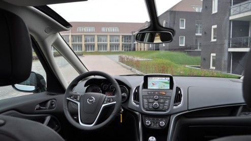Over het algemeen hebben we te doen met vaders die veroordeeld zijn tot een MPV. Na een weekje sturen met de nieuwe Opel Zafira kunnen we onze mening toch iets bijstellen. De Zafira ziet er niet allee