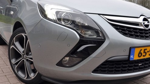 Over het algemeen hebben we te doen met vaders die veroordeeld zijn tot een MPV. Na een weekje sturen met de nieuwe Opel Zafira kunnen we onze mening toch iets bijstellen. De Zafira ziet er niet allee
