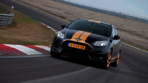 Hertz neemt Ford Focus ST-H huurauto op in de vloot. Speciaal uitgevoerde Focus ST met 250 pk en gouden striping.
