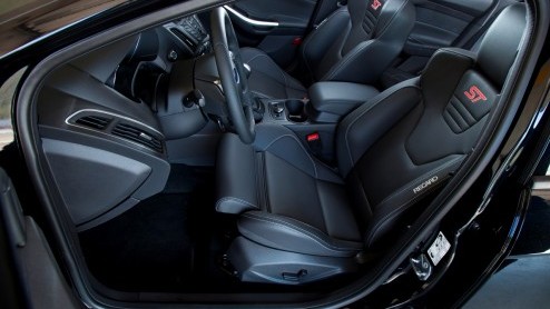 Hertz neemt Ford Focus ST-H huurauto op in de vloot. Speciaal uitgevoerde Focus ST met 250 pk en gouden striping.