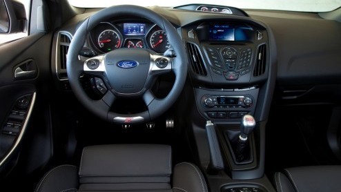 Hertz neemt Ford Focus ST-H huurauto op in de vloot. Speciaal uitgevoerde Focus ST met 250 pk en gouden striping.