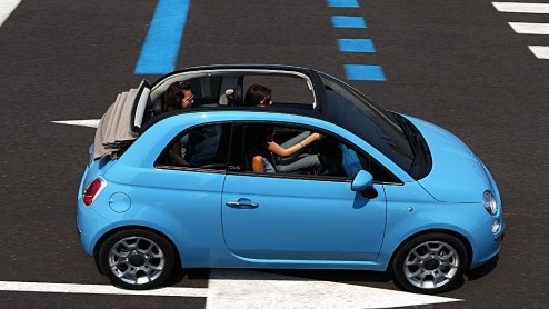 Fiat zet deze zomer de 500 in het zonnetje. In de maanden juli en augustus vraagt de Fiat-dealer geen extra vergoeding voor een upgrade van de dichte 500 naar de 500C.