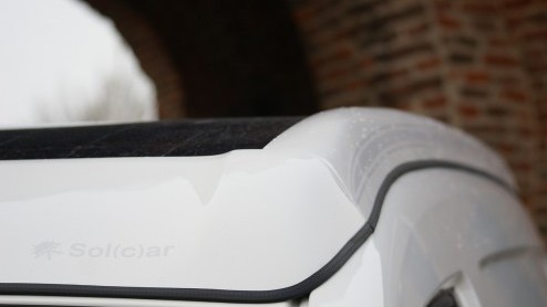 Volkswagen kan zijn gehele bedrijfswagenassortiment voorzien van een dak met zonnecellen. De koelcapaciteit is daarmee altijd gewaarborgd, ook als de motor stil staat.
